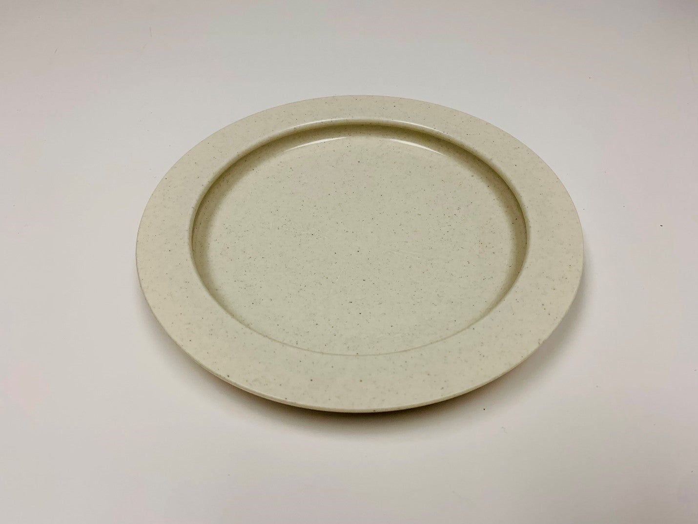 16T118 - High Temp Reusable Plastic 9" Sandstone Innerlip Plate