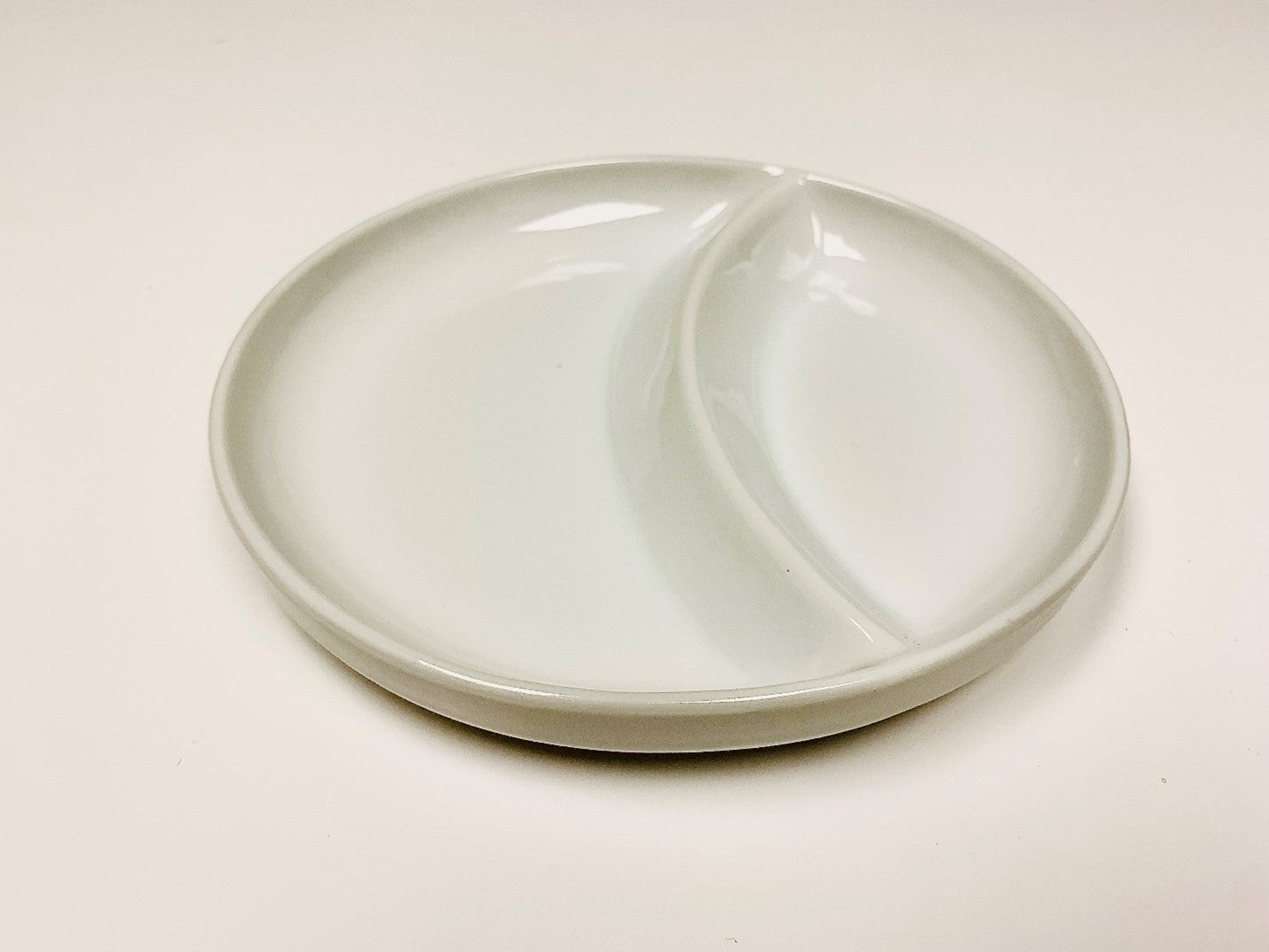 RPCW2D-775 - Porcelain 7.75'' 2 Division Flat Bottom White Retherma Plate