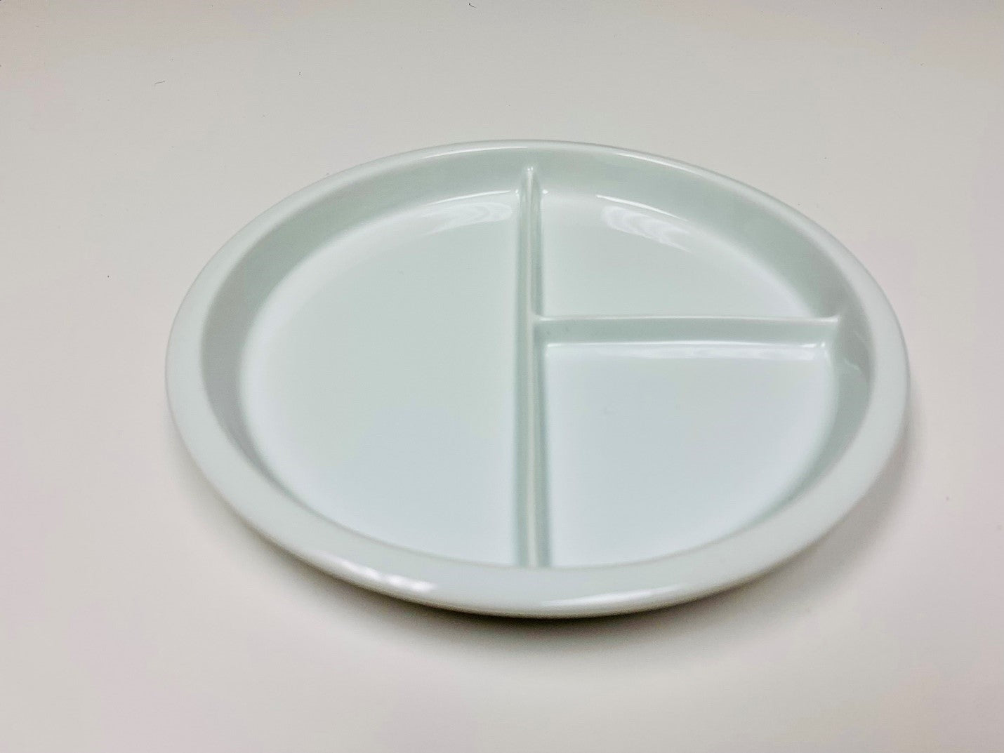 RPCW3D-9 - Porcelain 9" 3 Division Flat Bottom White Rethrema Plate